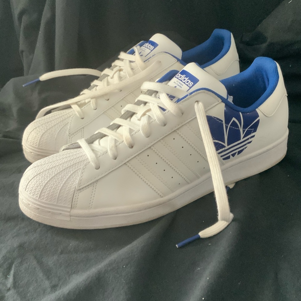 Unique adidas La Marque aux 3 bandes fashion sneakers. Good condition. Sz. 12.